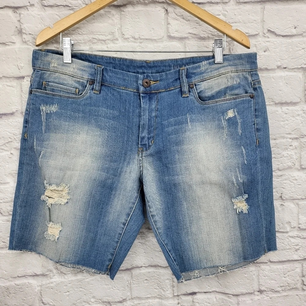 Blank NYC Medium Wash Distressed Modest Raw Hem Shorts Sz 31